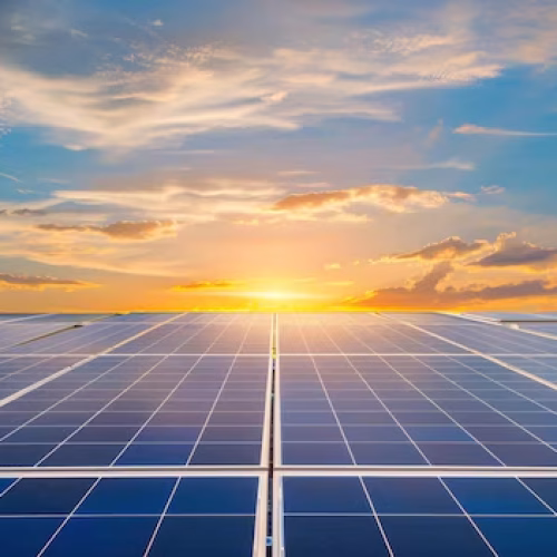 paneles-solares-techo-sol-poniendose-detras-ellos_1086760-26643